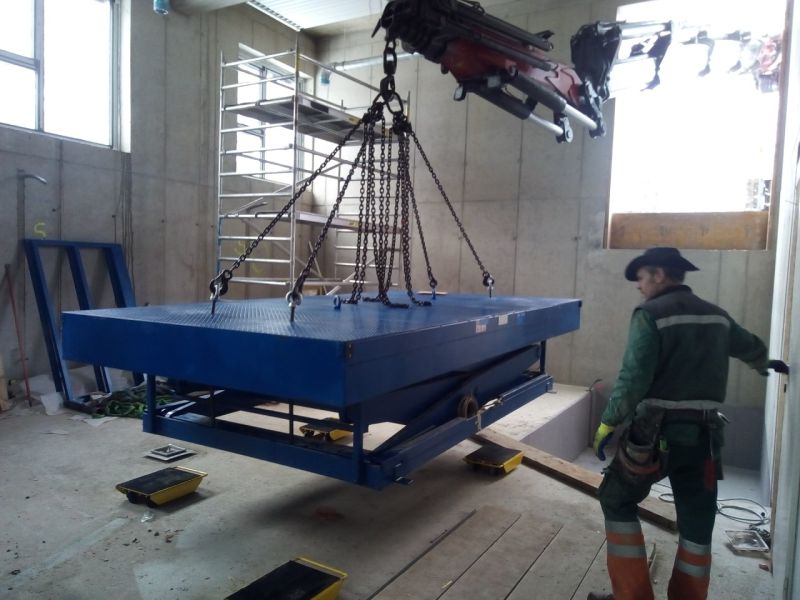 Loading platform lift, image 2