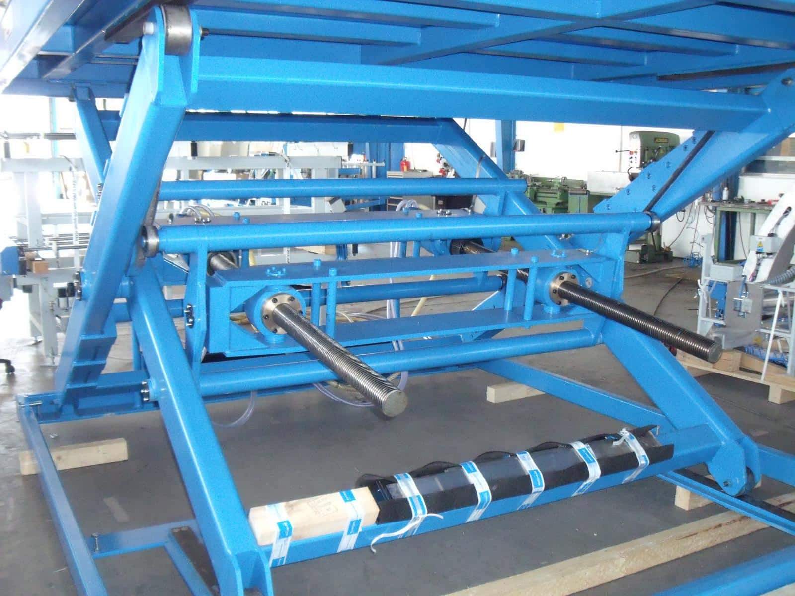 Lifting table with two spindles as a drive