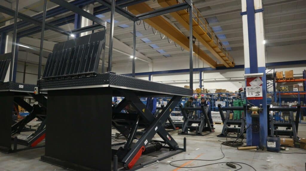 Loading lifting table with portal on 3 sides