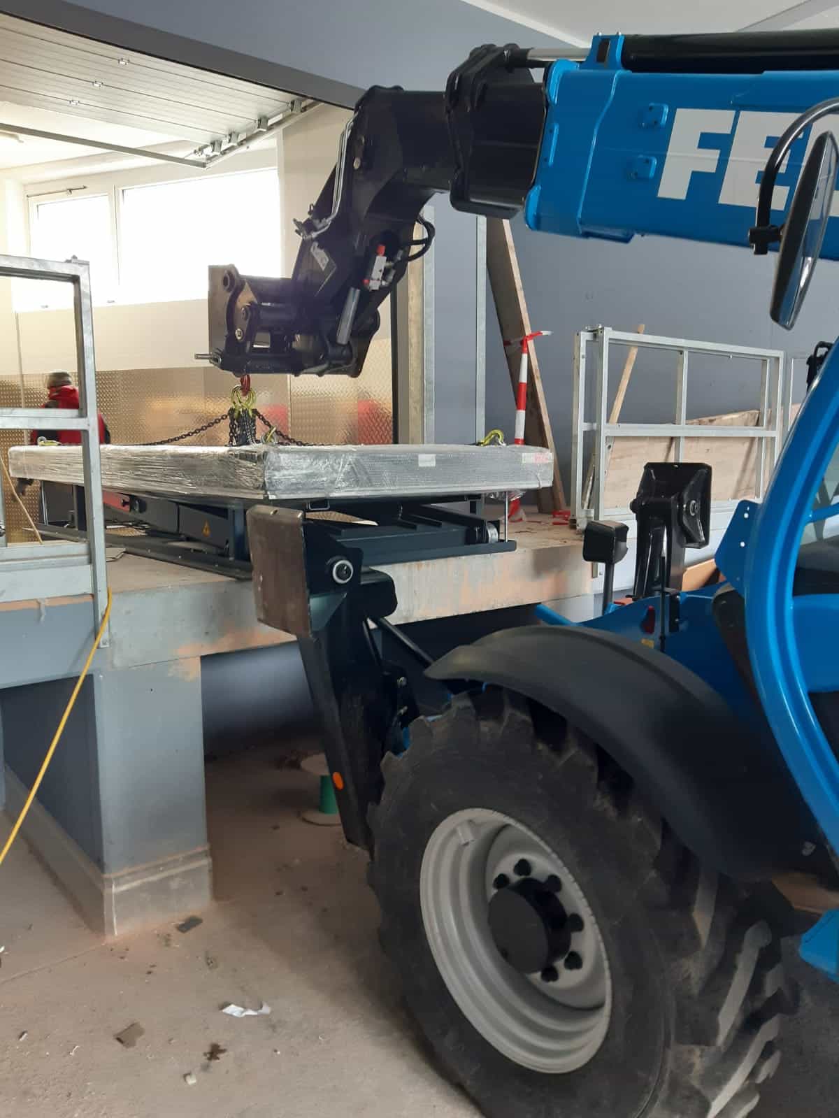 Raise the loading lifting table with a special crane