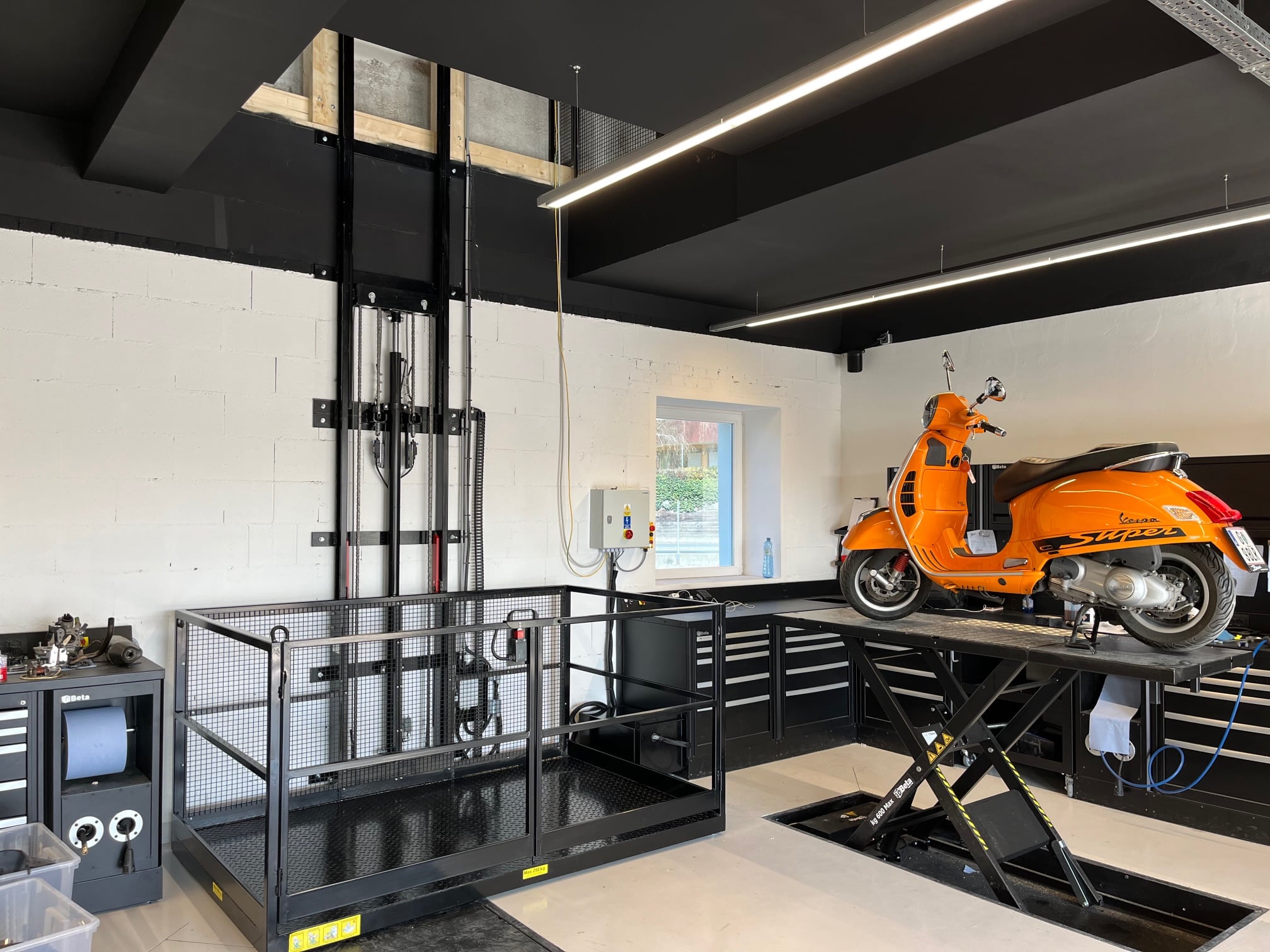 Column lifter fully assembled in lower lifting position