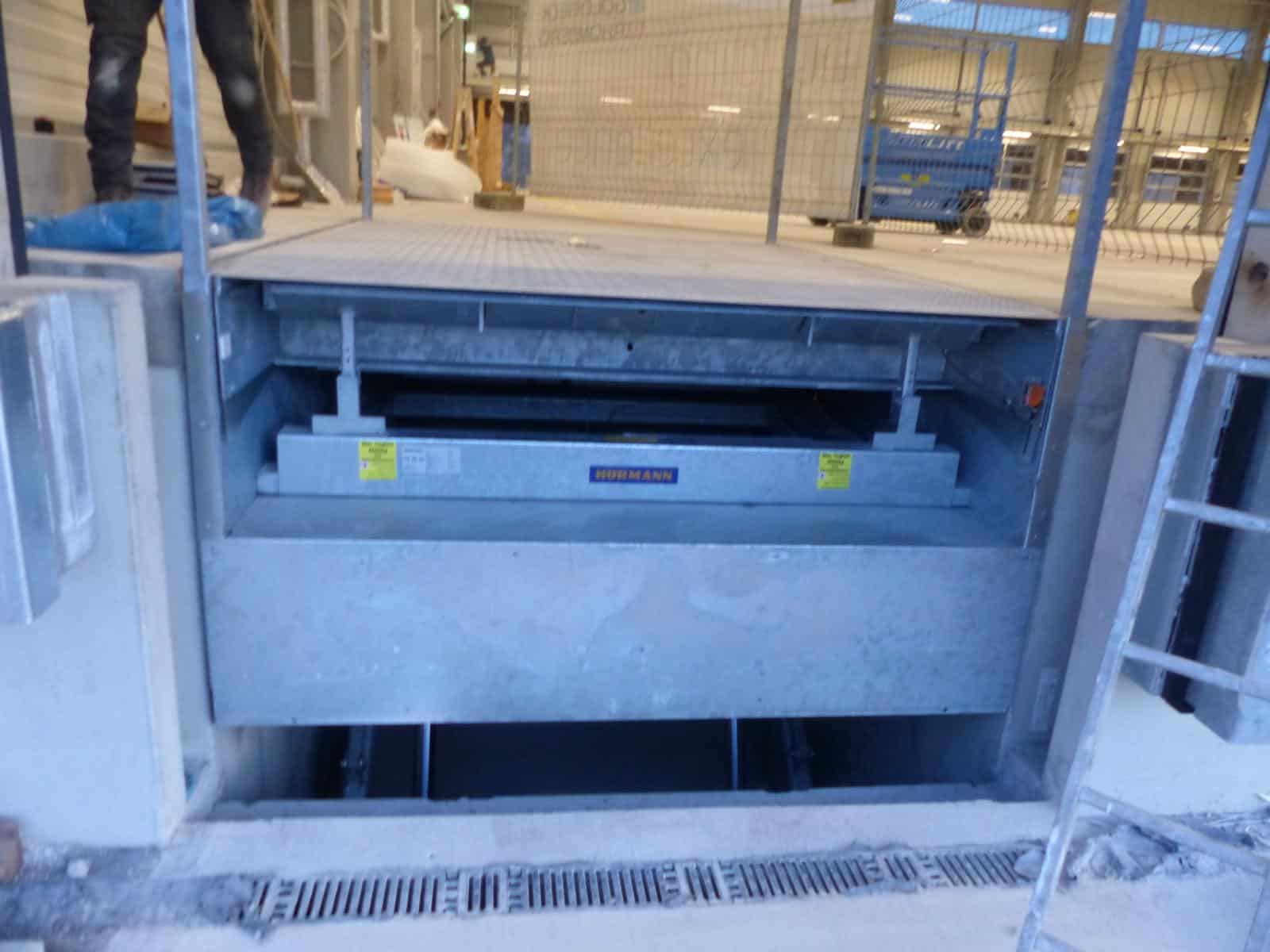 Lifting table with built-in feed ramp installed