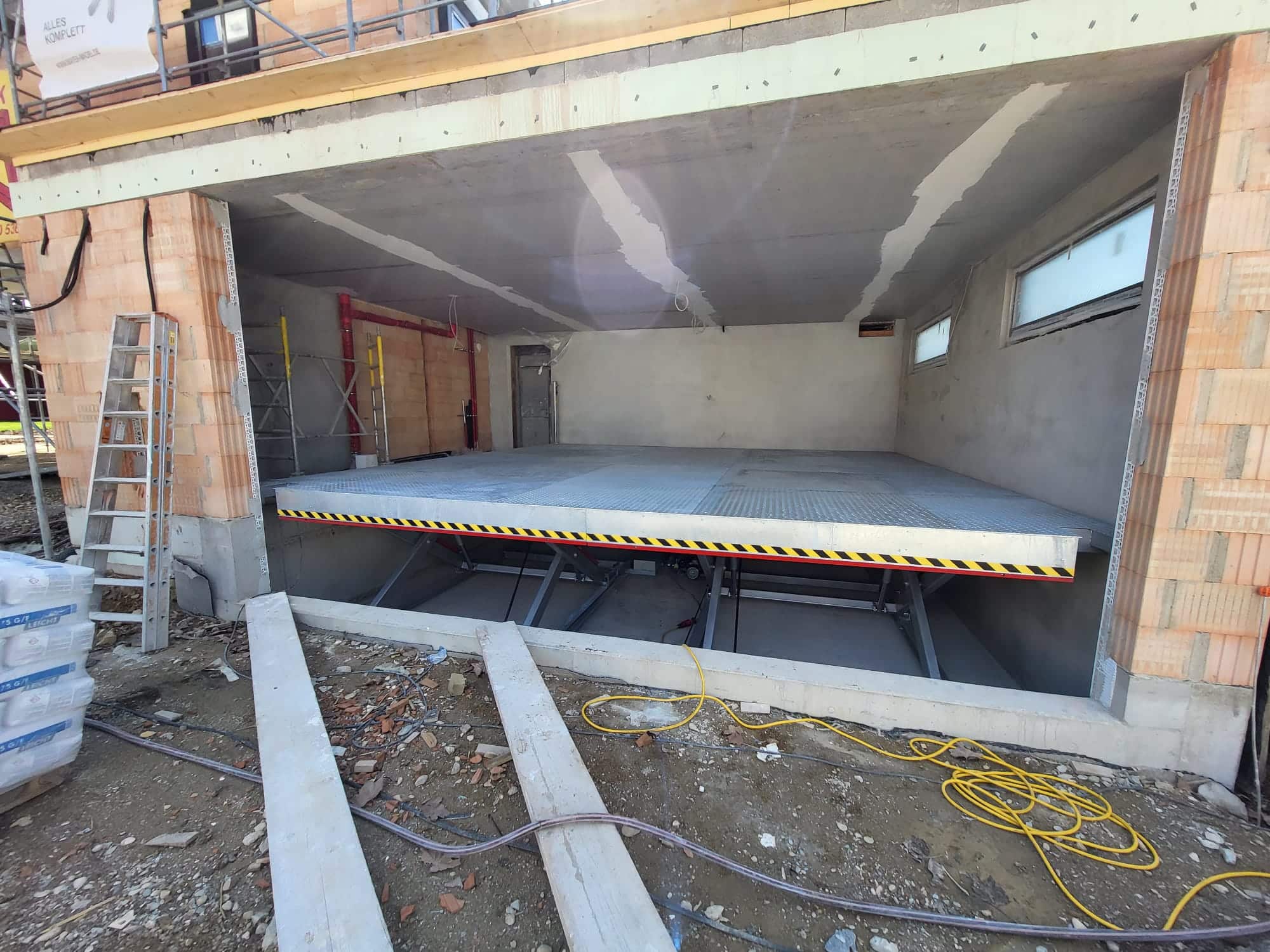 Scissor lift table - 6000 kg load capacity - 6600x6475 mm platform