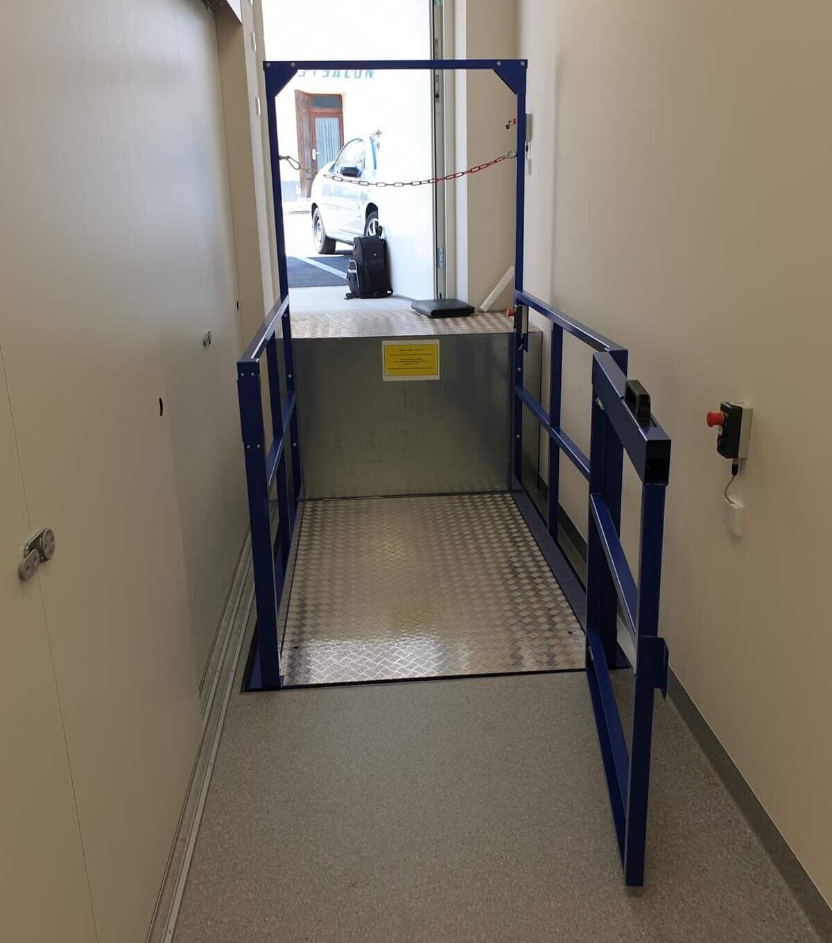 Tavolo elevatore alla battuta inferiore - porta aperta