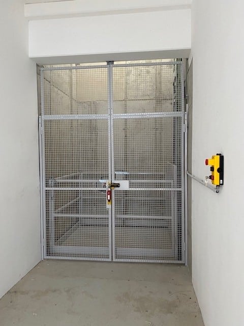 Column lifter at the lower stop door closed