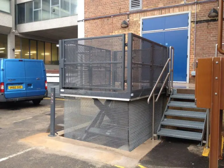 Outdoor loading platform with mesh lining