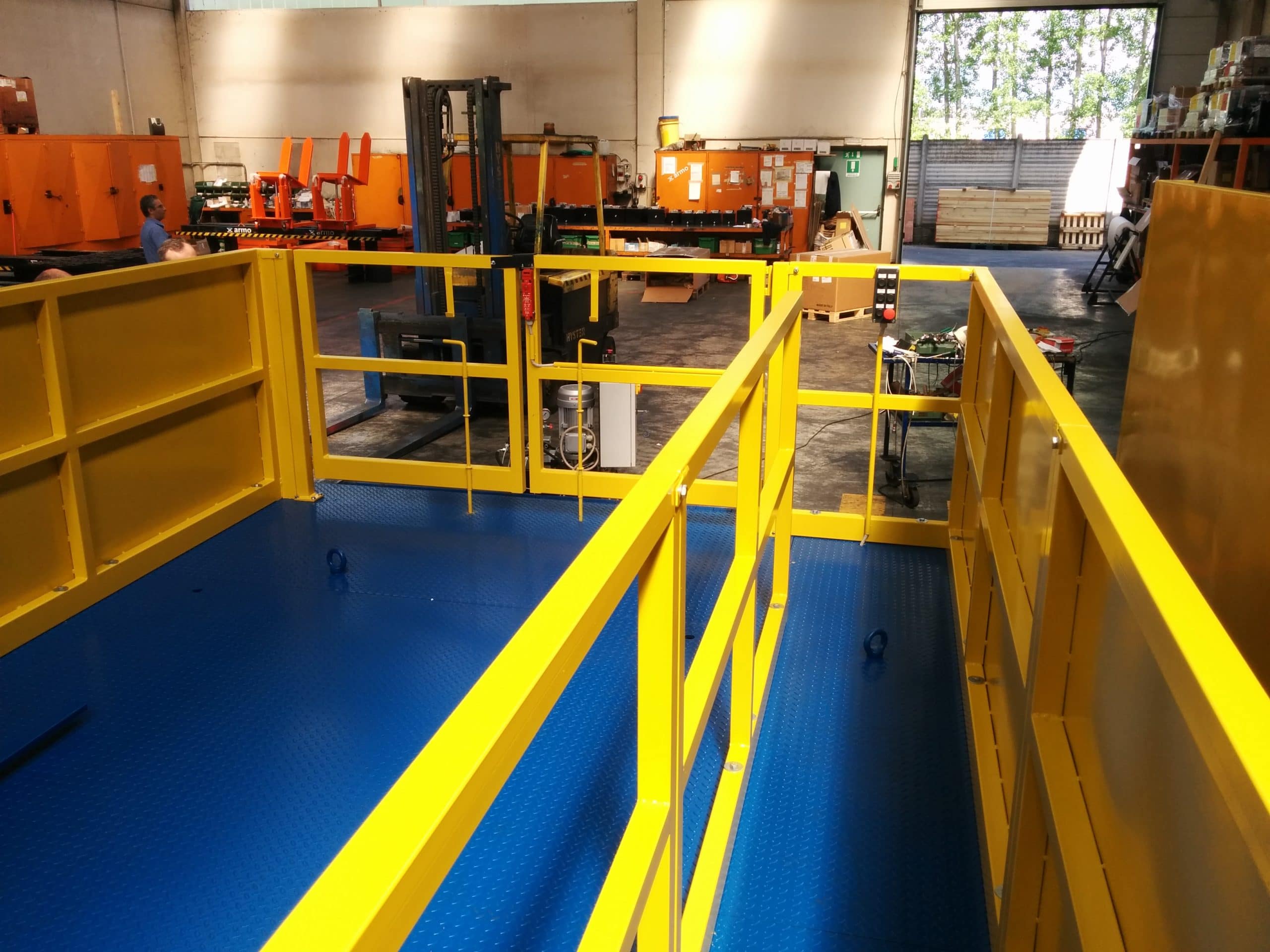 Loading lift table with two platform areas for the transport of people