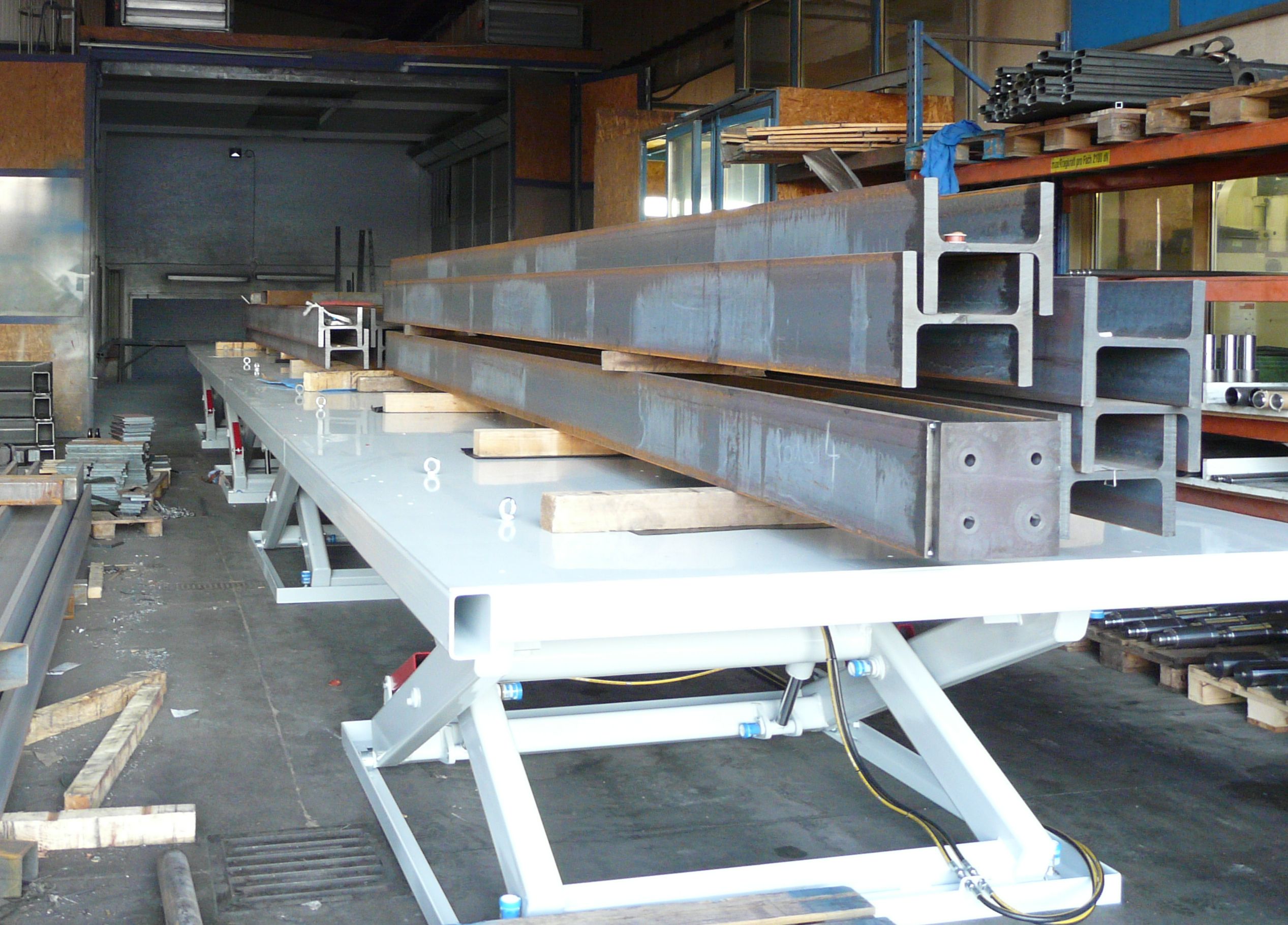 Very long lifting table (example: wood industry)