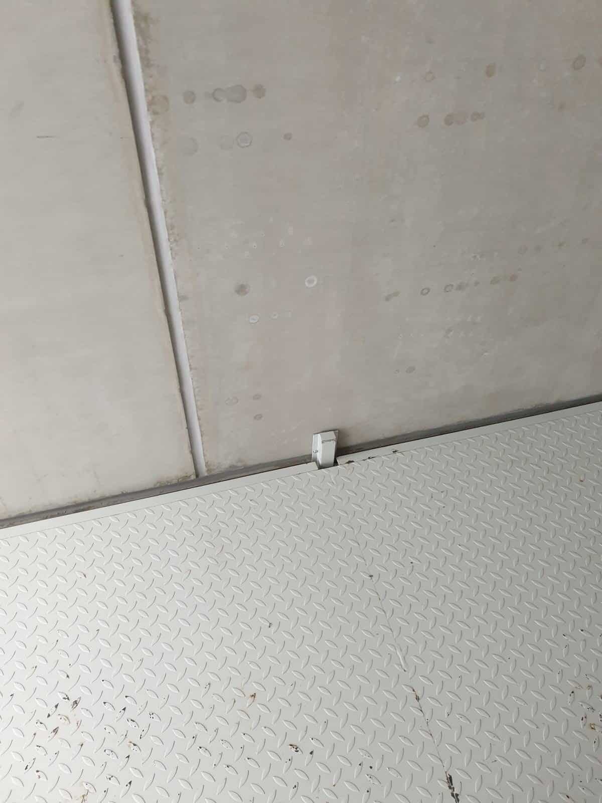 Vodiaca koľajnica z výťahu Autolift