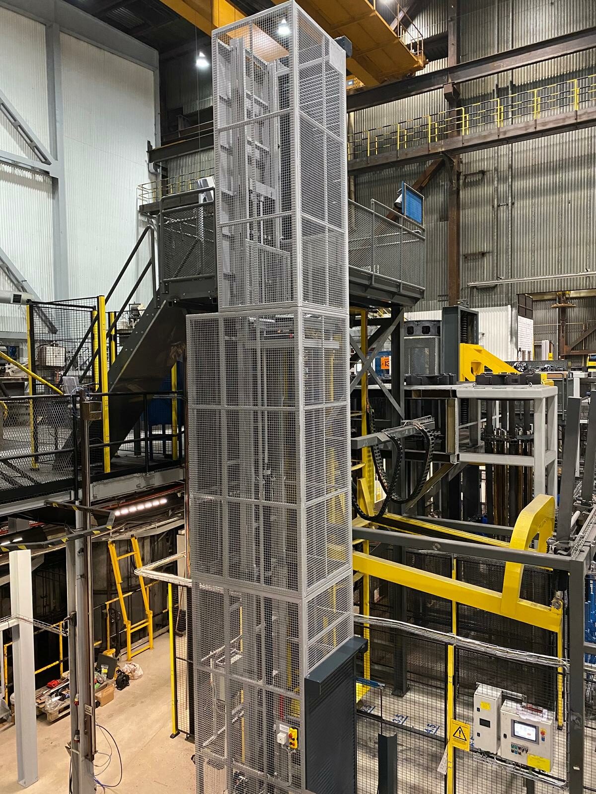 Column jack with shaft in an industrial hall