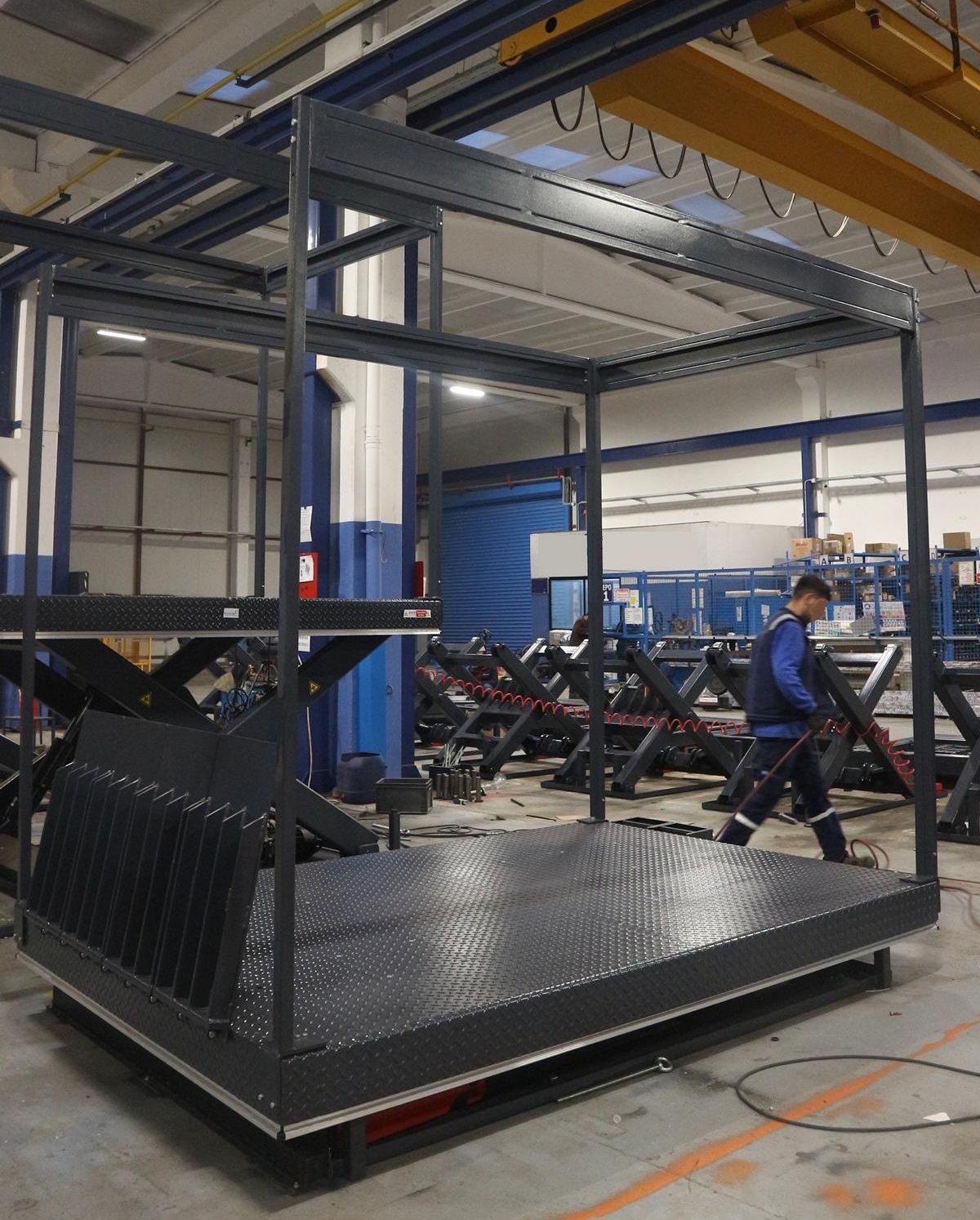 Loading lifting table with 3-sided portal