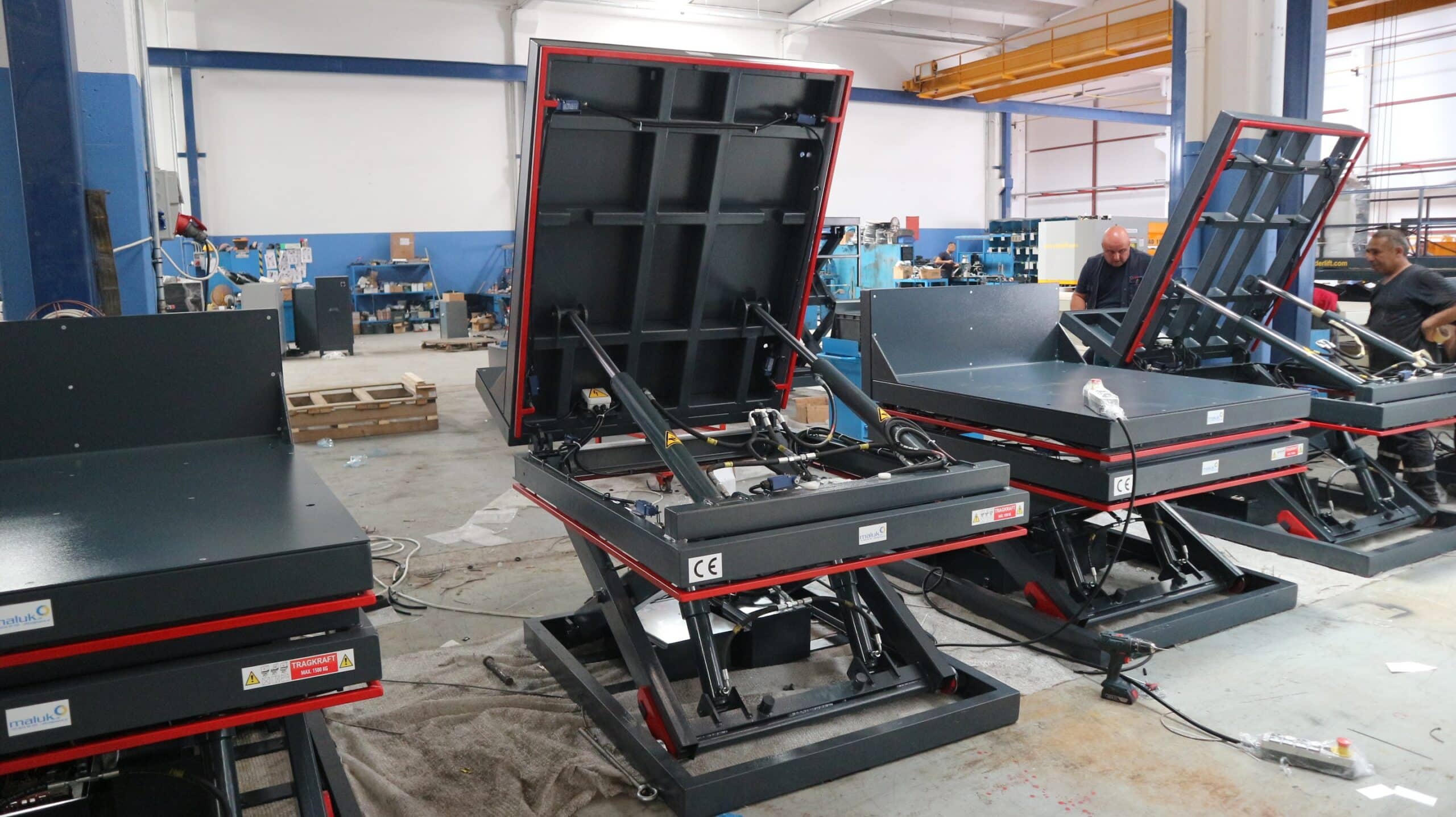 Lift table with tilting platform