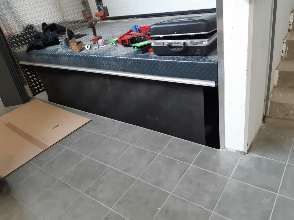Assembly of the loading lifting table with roller blind