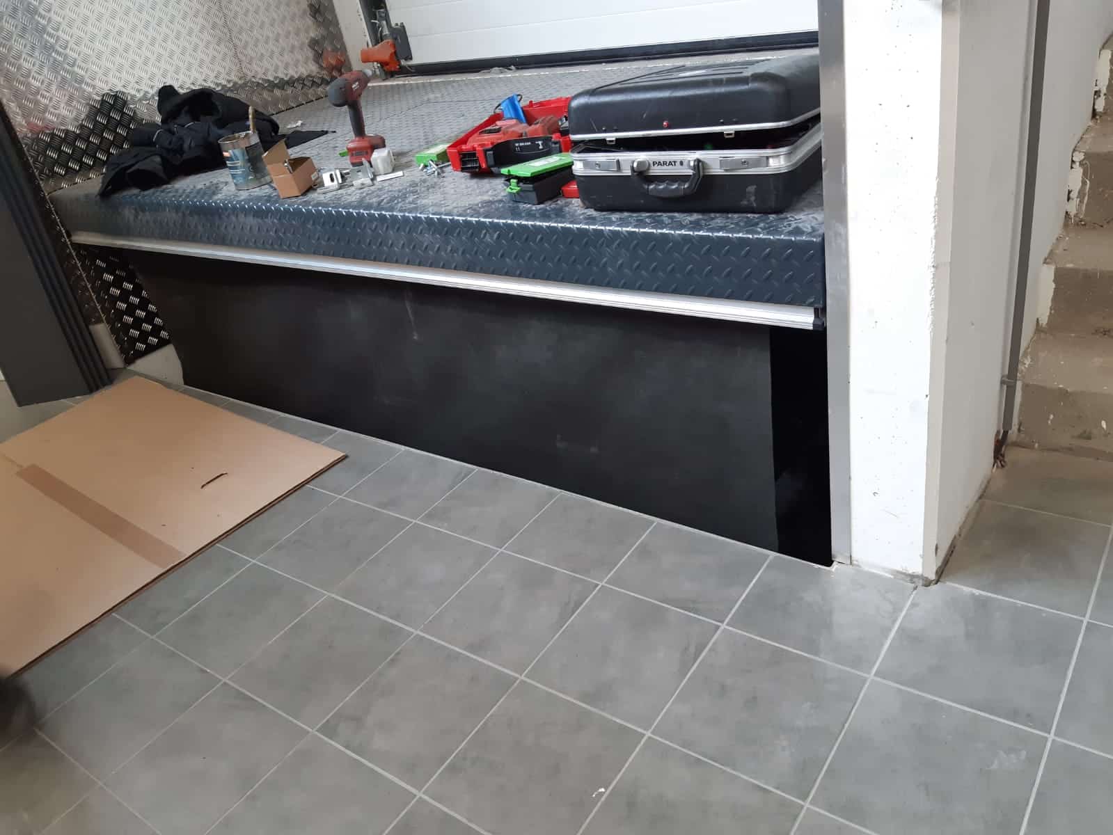 Assembly of the loading lifting table with roller blind