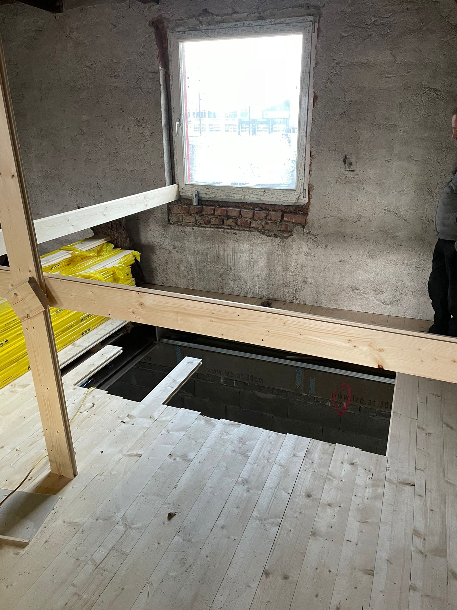 Sfondamento del soffitto per il montacarichi