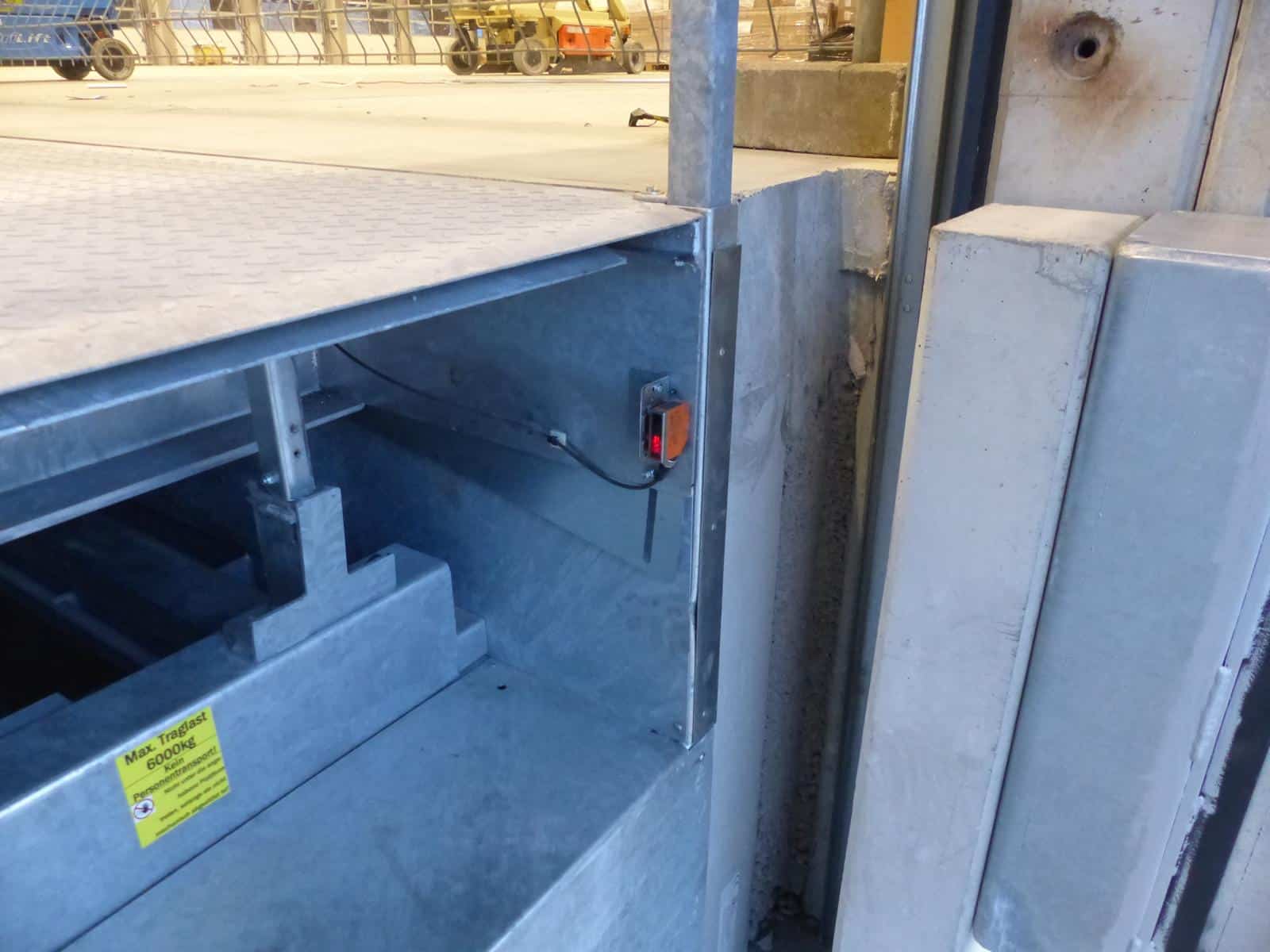 Zdvíhací stôl s namontovanou podávacou rampou so svetelnou závorou