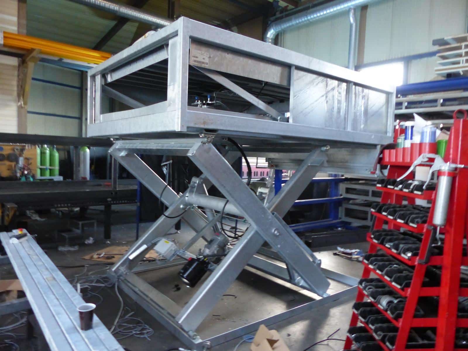 Lifting table with mounted feed ramp