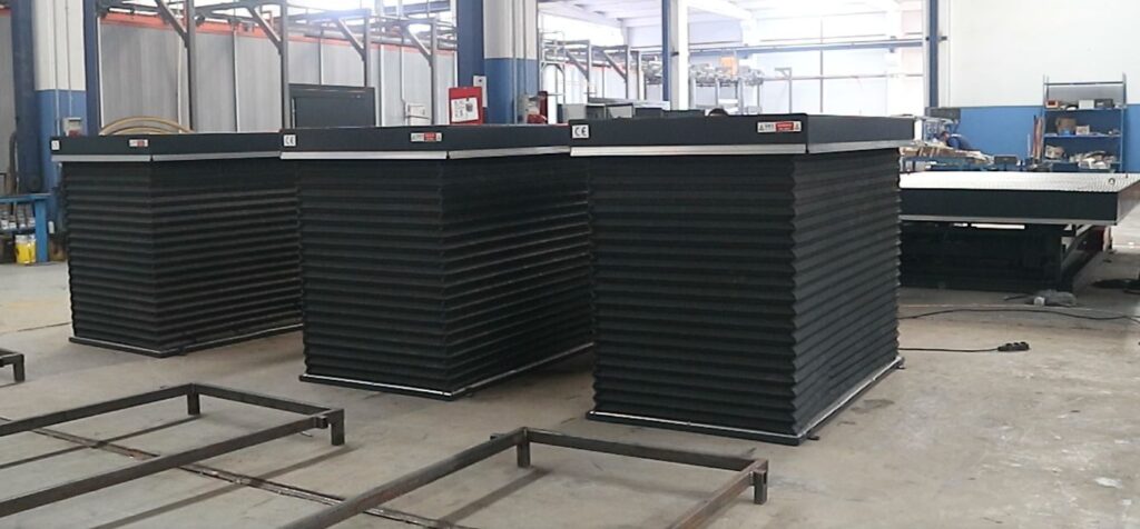 Scissor lift tables with bellows in synchronism
