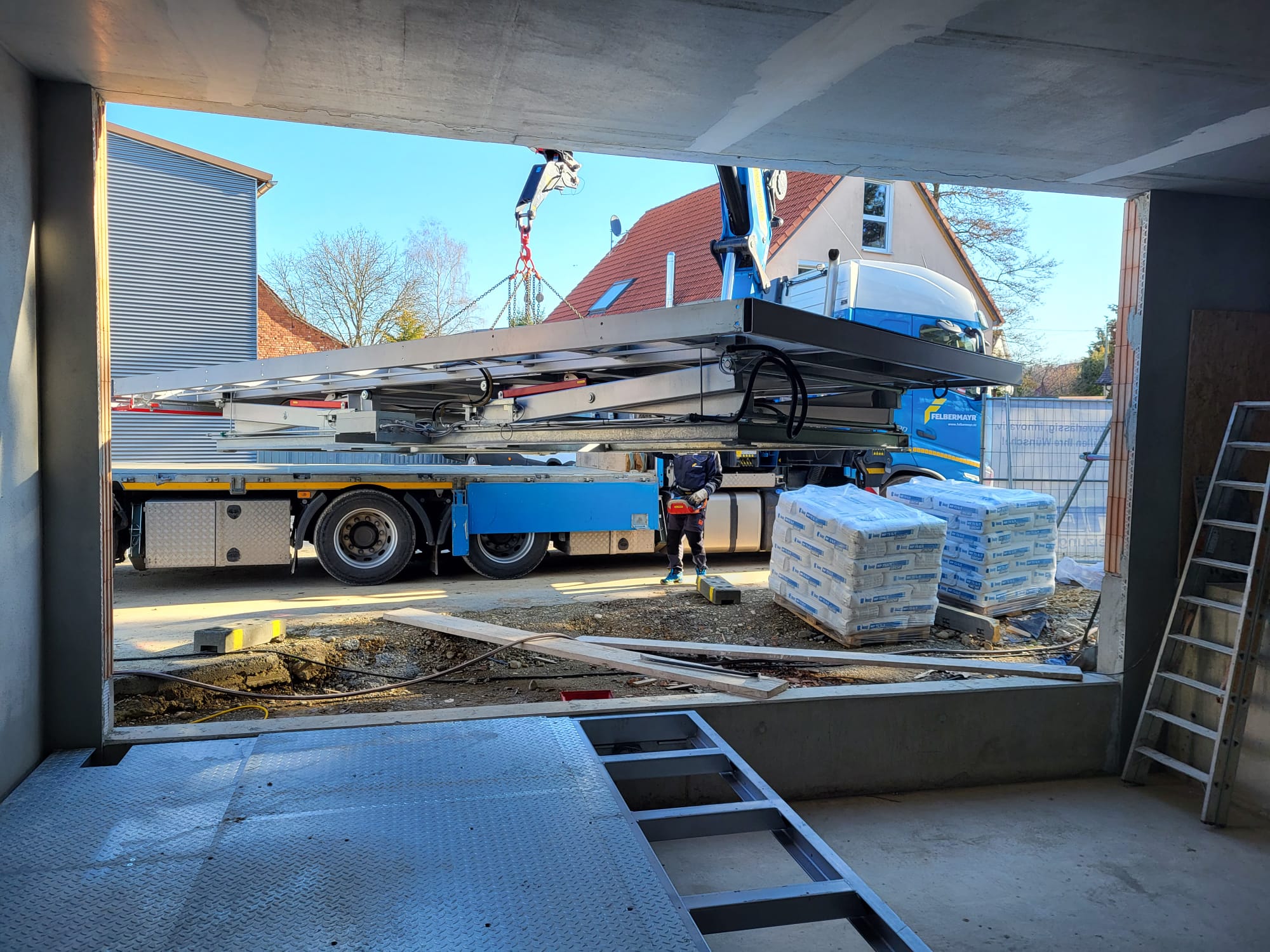 Zdvíhanie z druhej časti stola nožnicového zdviháka