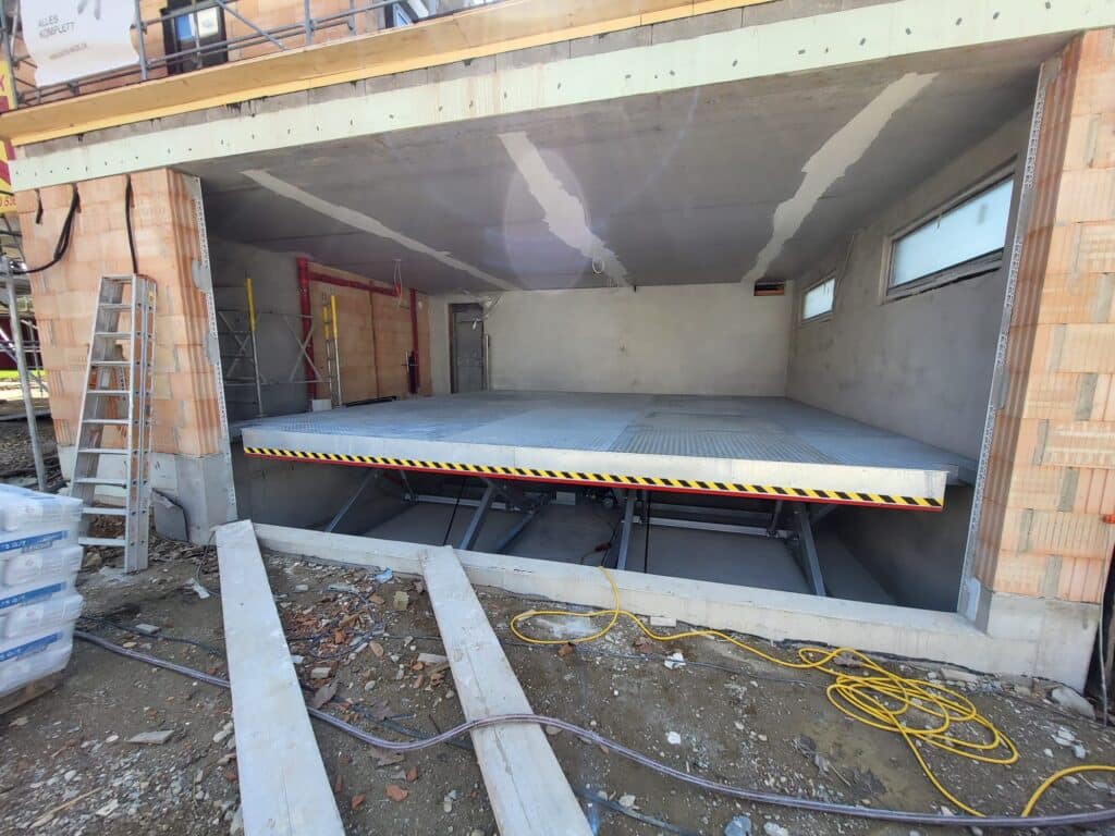 Scissor lift table - 6000 kg load capacity - 6600x6475 mm platform