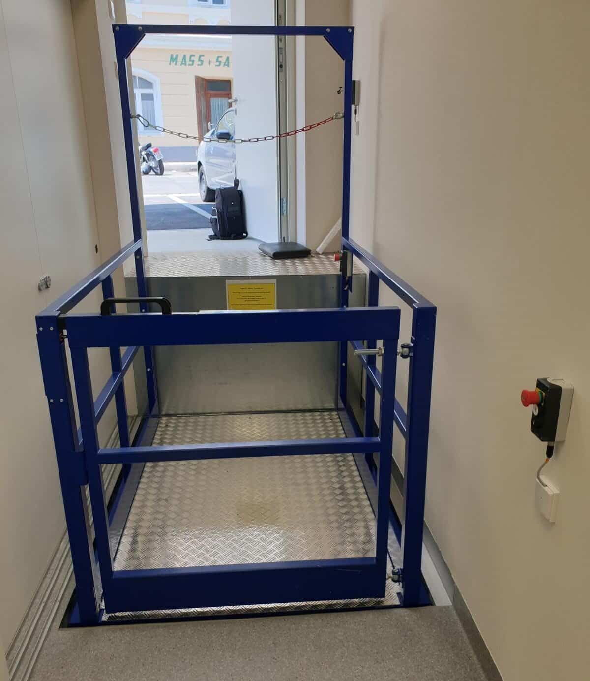 Lift table at the lower stop - door closed