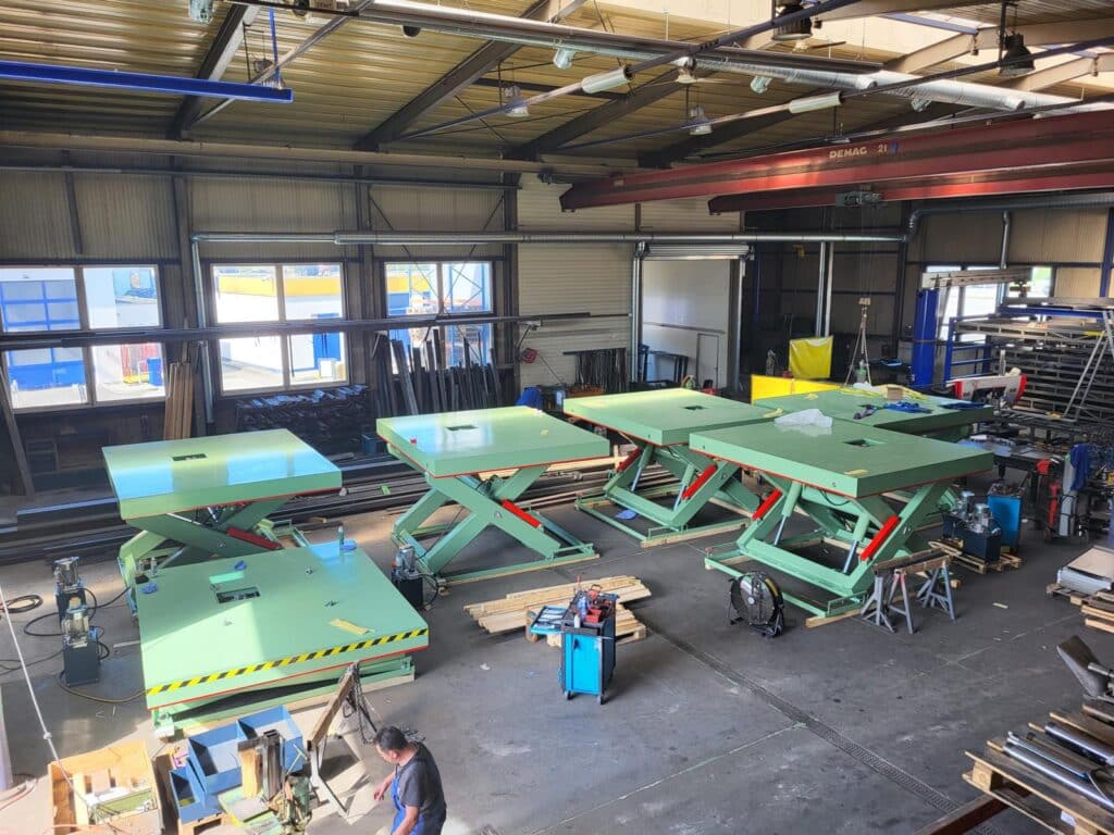 Heavy-duty lifting table with a load capacity of 22 tons