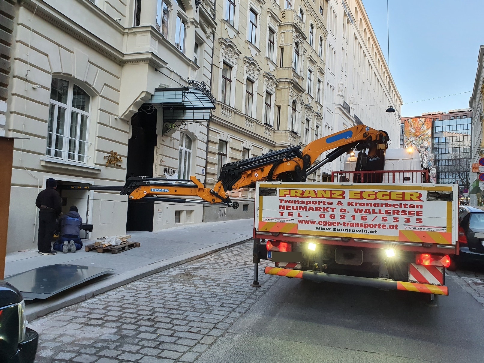 Vloženie zo zdvíhacieho stola do šachty