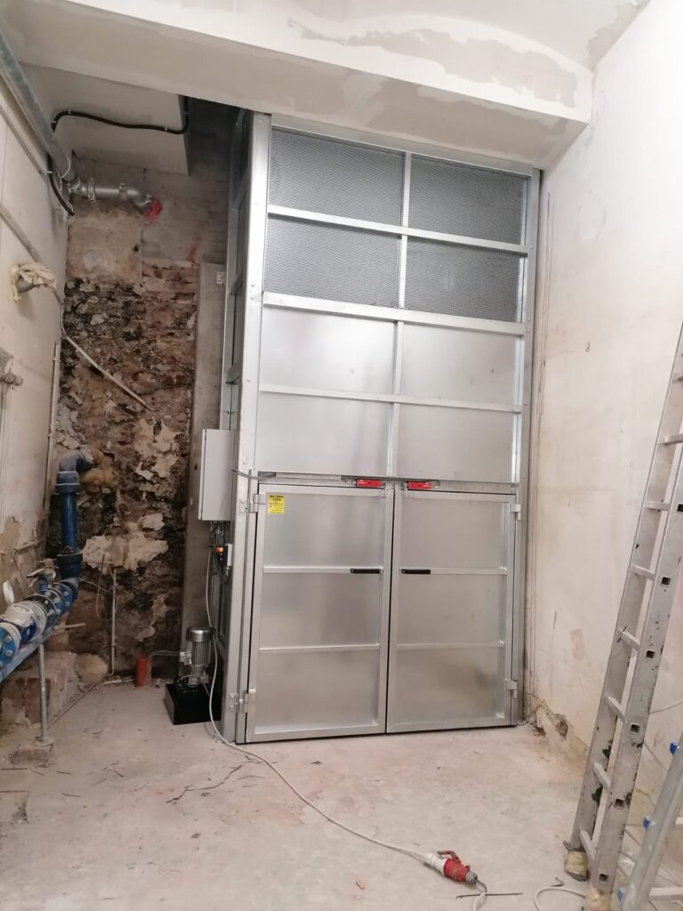 Lifting table for garbage cans with a metal shaft