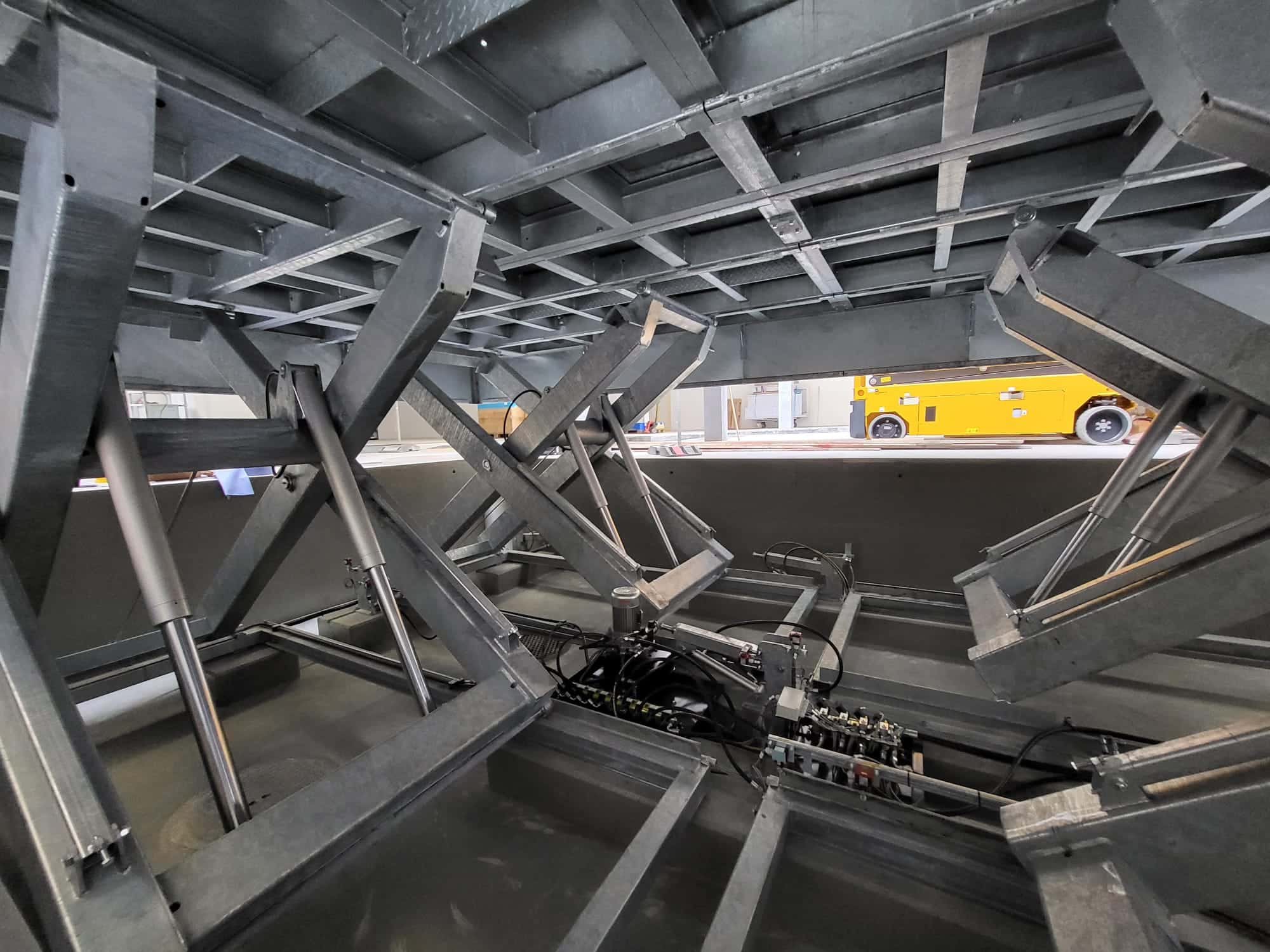 View under the platform of the XXL lifting table