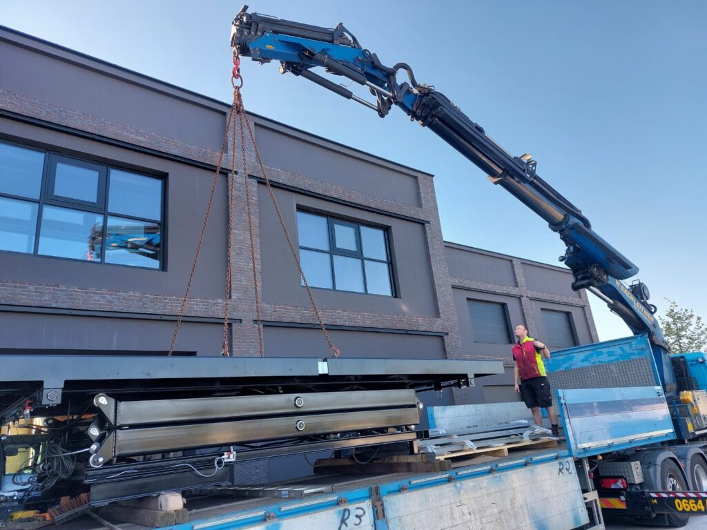 Unloading the lifting table from the truck