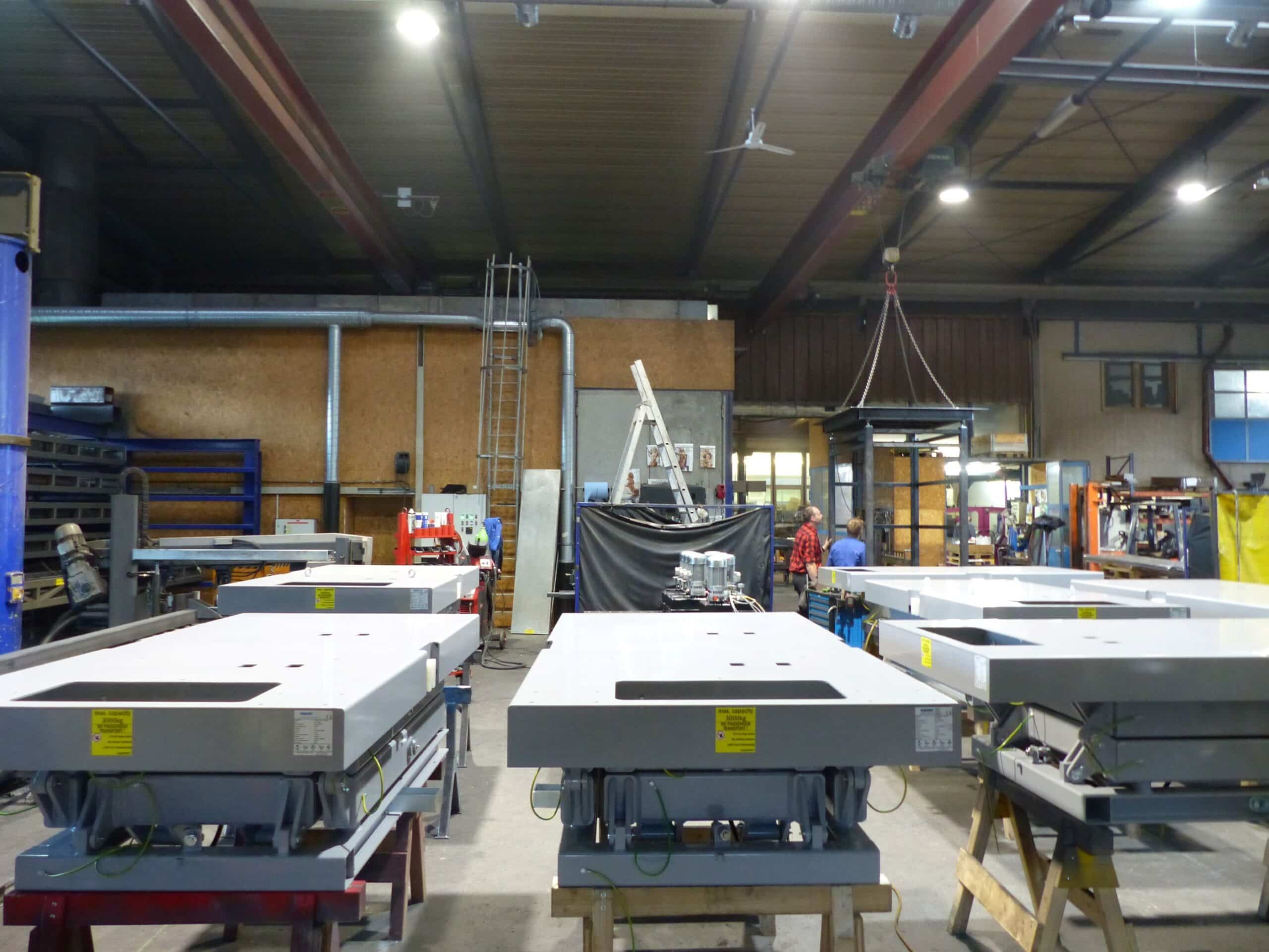 24 ATEX lift tables in series production