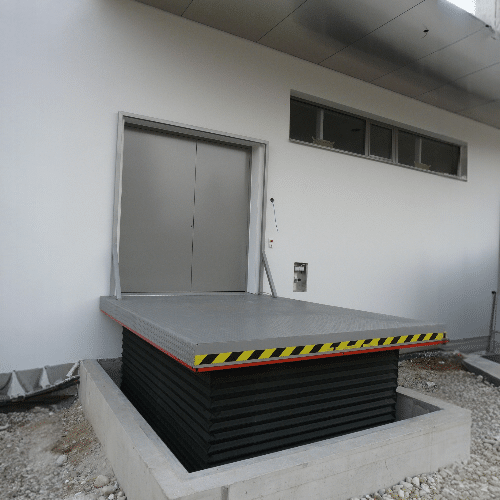 Loading lift table with portal