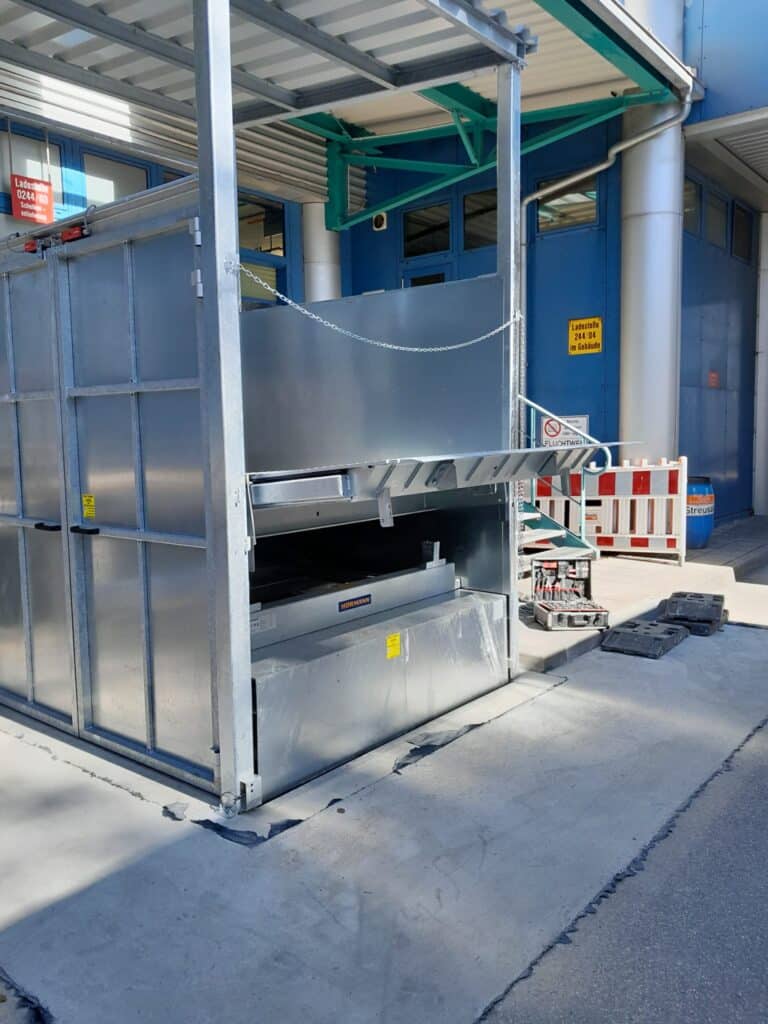 Lifting table with extension ramp